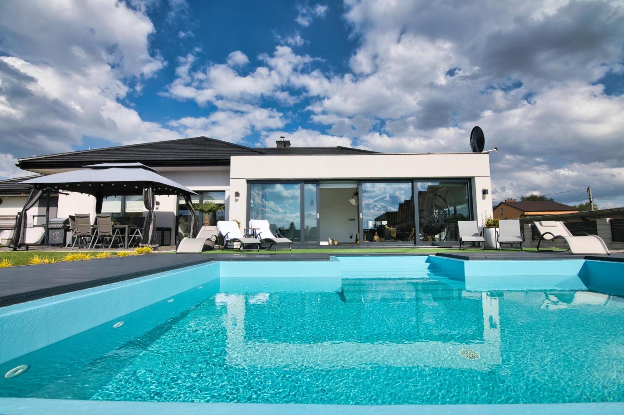 Dom Z Basenem I Jacuzzi Do 10 Osob Luxhouse