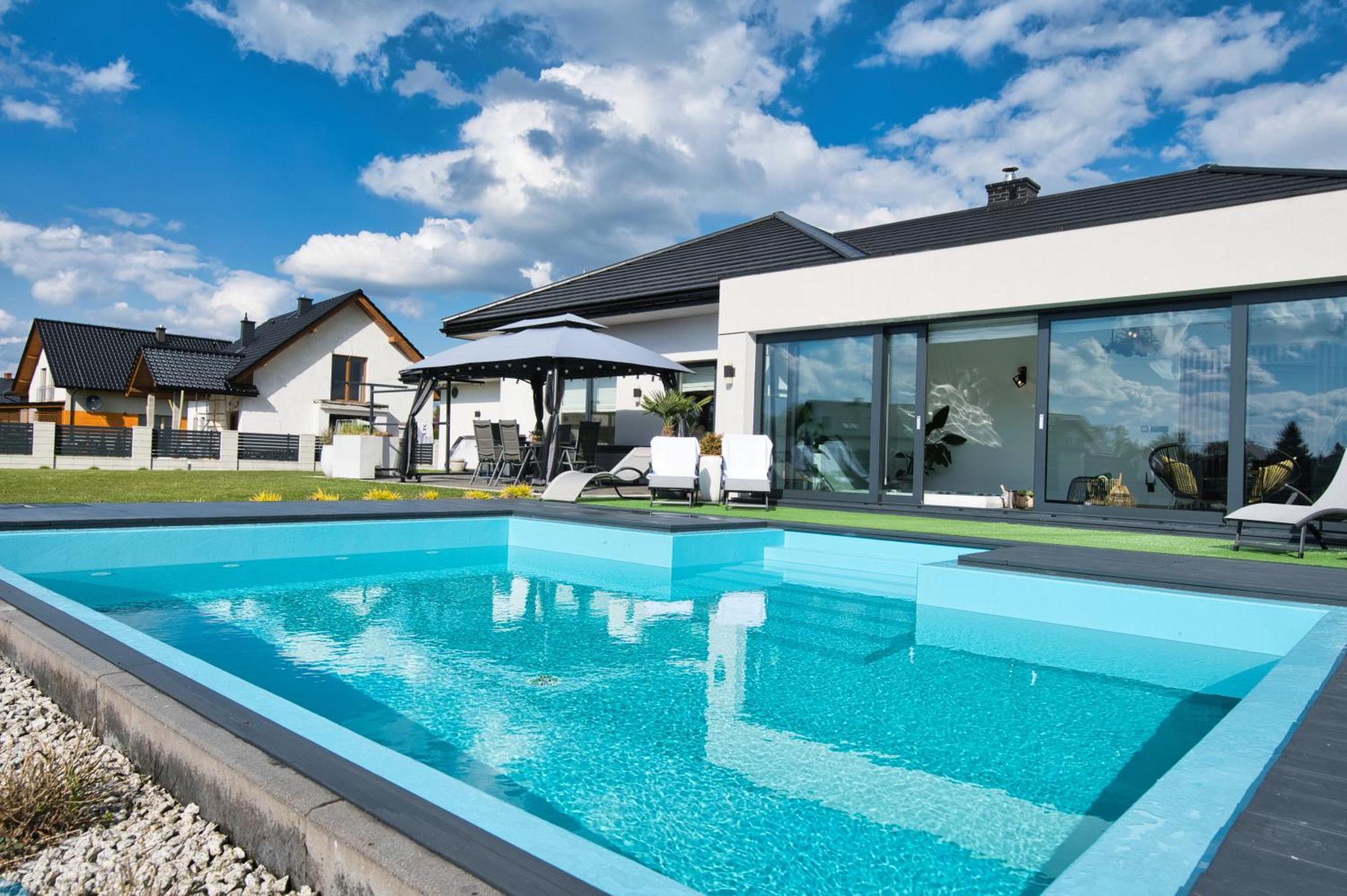 Dom Z Basenem I Jacuzzi Do 10 Osob Luxhouse