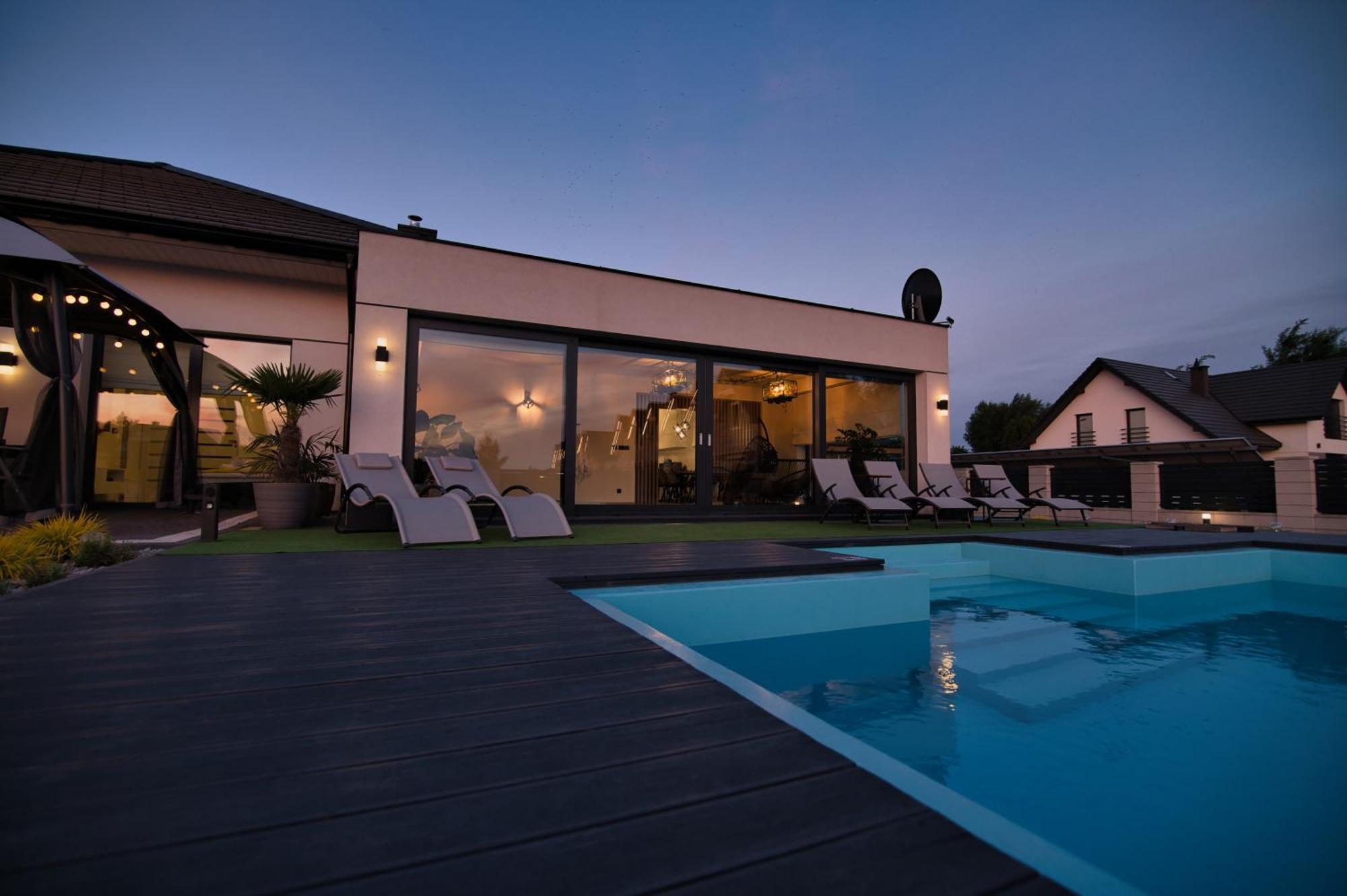 Dom Z Basenem I Jacuzzi Do 10 Osob Luxhouse *